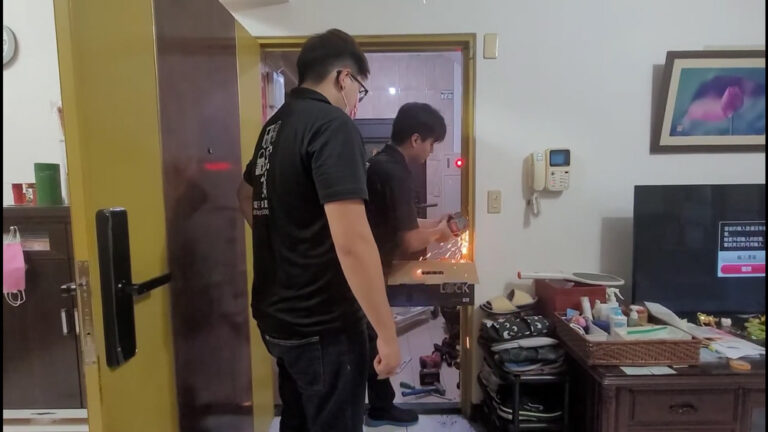 24小時鎖匠｜【#老孫全都會】士林研究鎖所長 權峰 舊家大門換電子鎖~支持台灣製~七合一 密碼無限組萬元初就有~CP值超高｜士林研究鎖